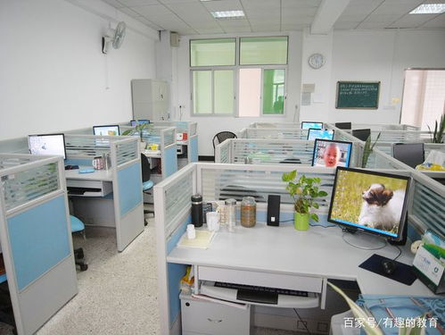 校長又在念什么經？教室里多出辦公桌，老師們集體懵圈