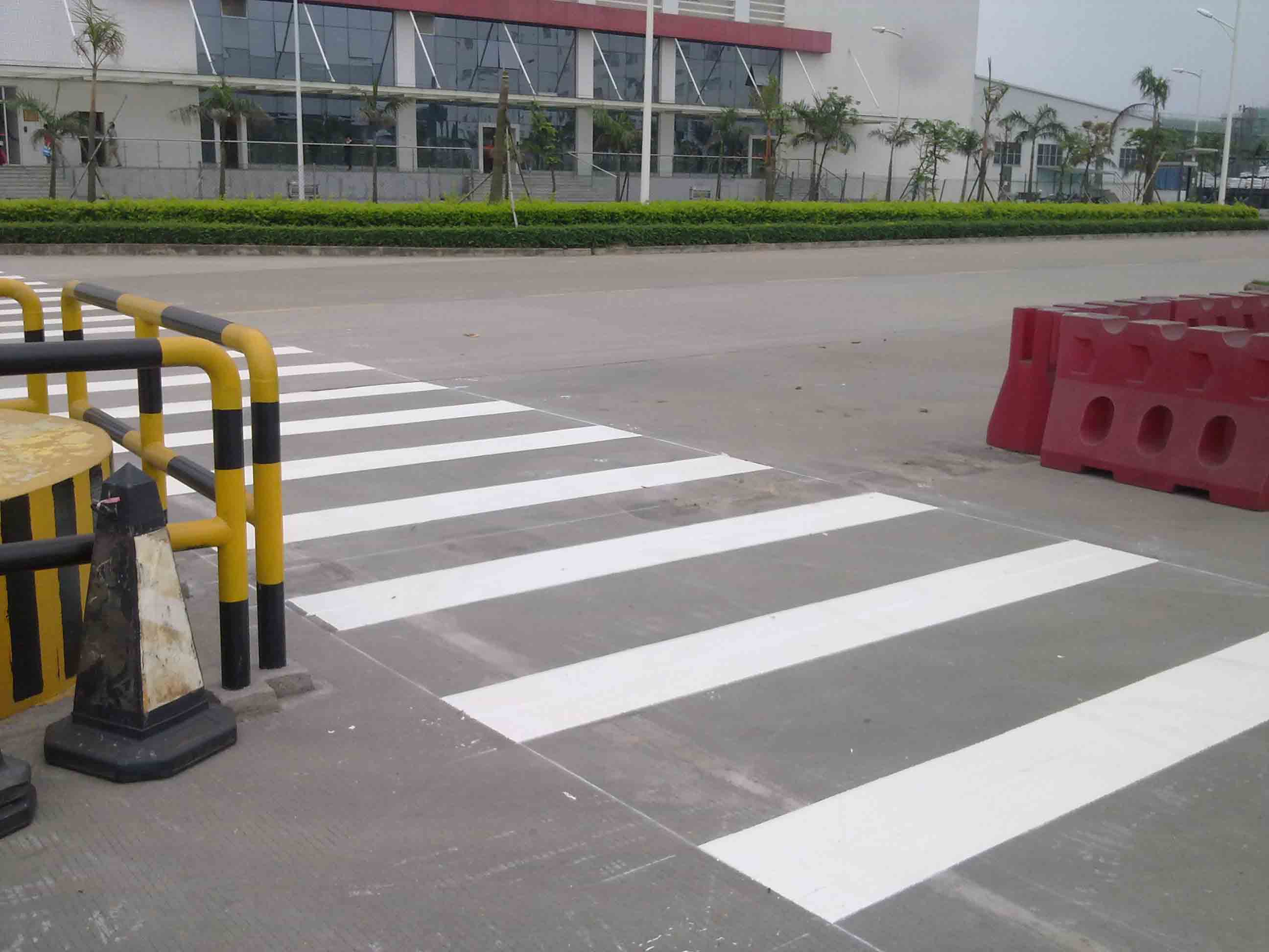 工廠交通安全設施全面升級 道路劃線、標牌安裝與限速管理實踐案例